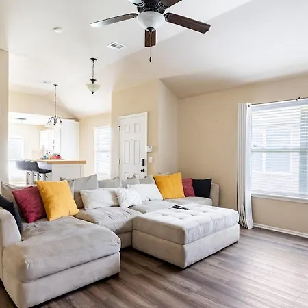 Cheerful 3 Bdrm Space, 2 Bath!. You Gotta Love It!
